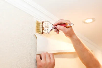 Pose de papier peint à Lamoura — revêtements muraux et toiles de verre